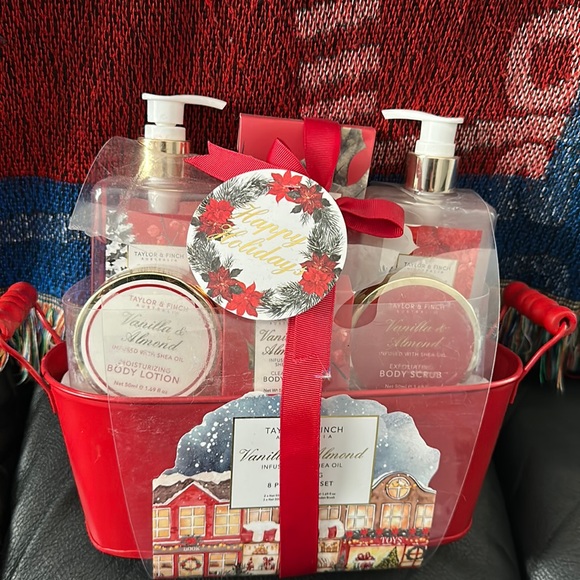 Brand new happy holidays 8 pc Ramper Set - Picture 1 of 4